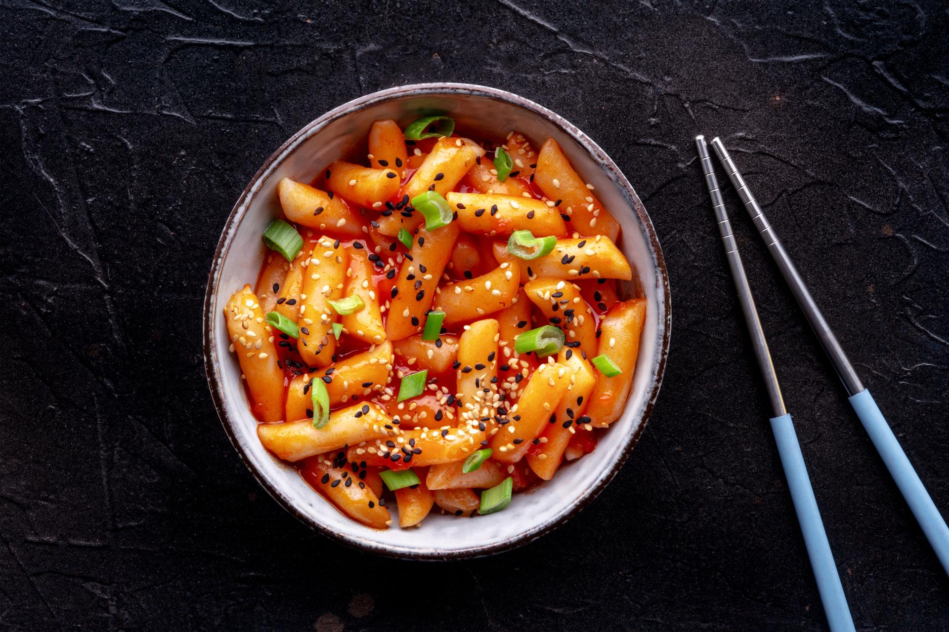 Tteokbokki o topokki, comida callejera coreana, pasteles de arroz picante